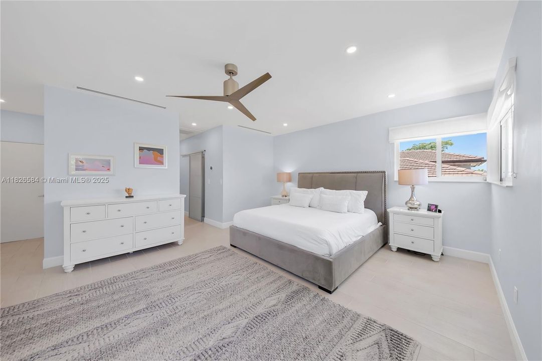 Vendido Recientemente: $2,590,000 (4 camas, 4 baños, 2856 Pies cuadrados)