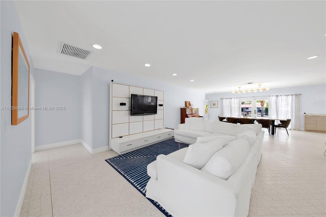 Vendido Recientemente: $2,590,000 (4 camas, 4 baños, 2856 Pies cuadrados)