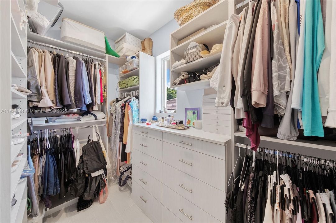 Vendido Recientemente: $2,590,000 (4 camas, 4 baños, 2856 Pies cuadrados)