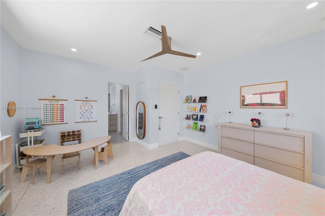 Vendido Recientemente: $2,590,000 (4 camas, 4 baños, 2856 Pies cuadrados)