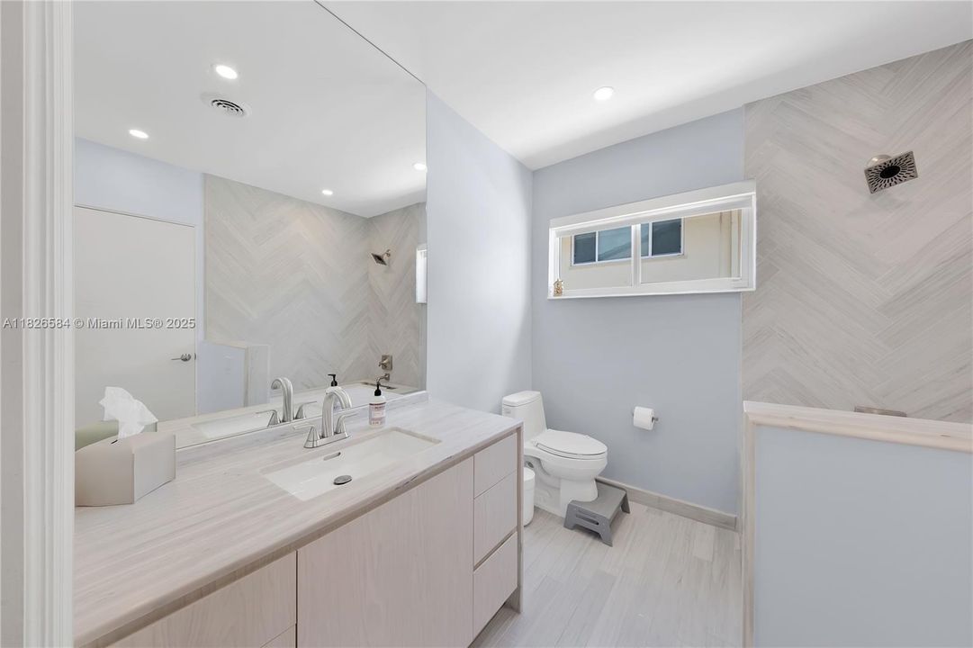 Vendido Recientemente: $2,590,000 (4 camas, 4 baños, 2856 Pies cuadrados)