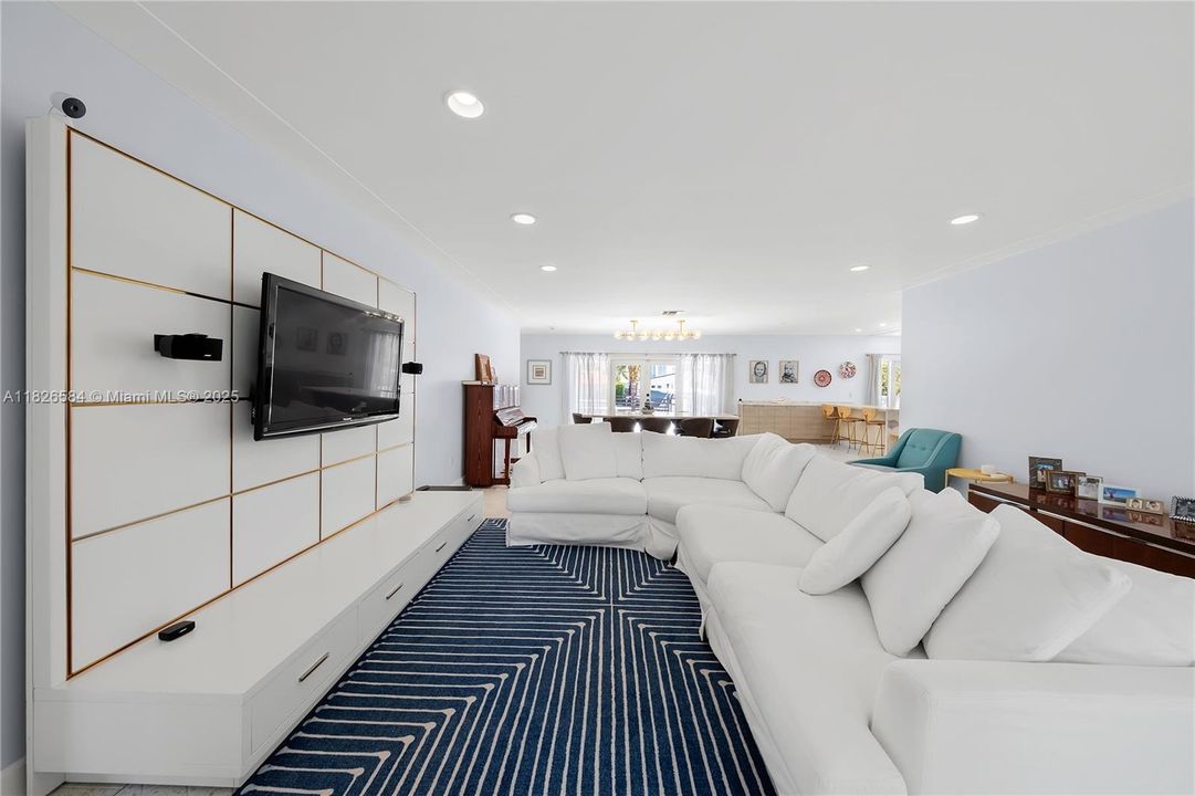 Vendido Recientemente: $2,590,000 (4 camas, 4 baños, 2856 Pies cuadrados)