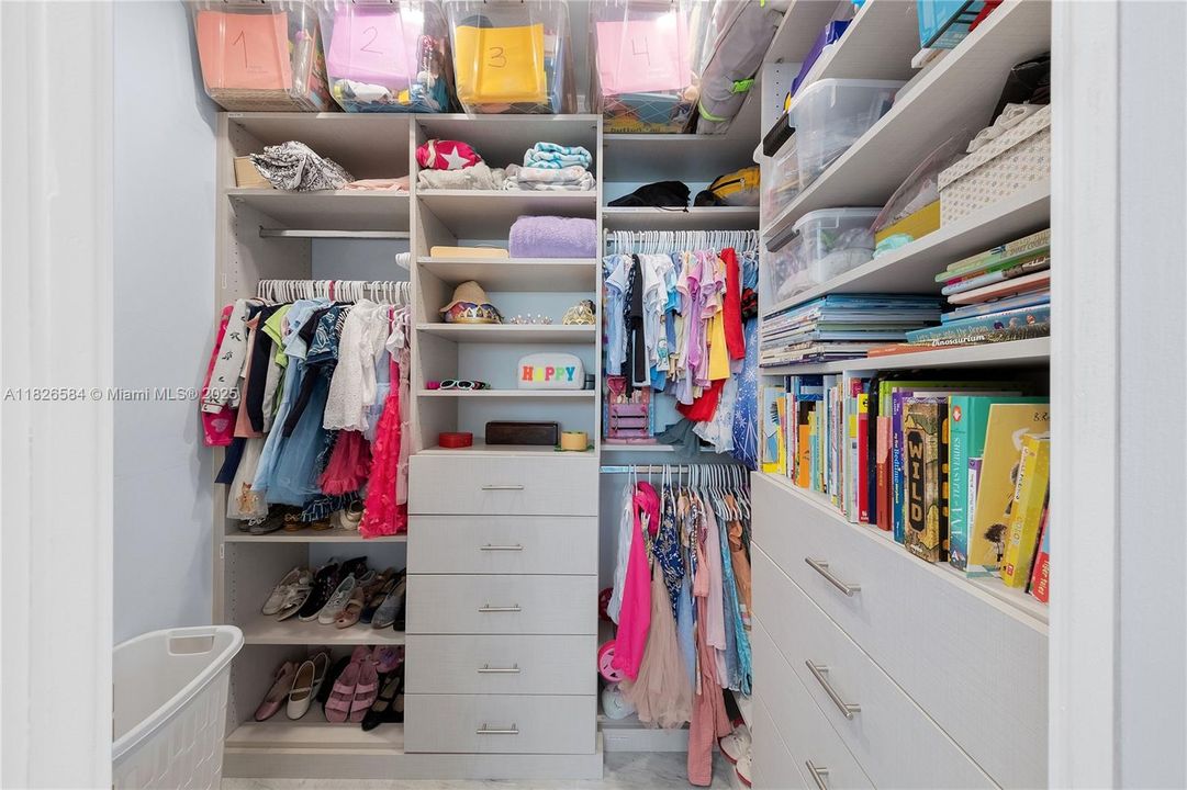 Vendido Recientemente: $2,590,000 (4 camas, 4 baños, 2856 Pies cuadrados)