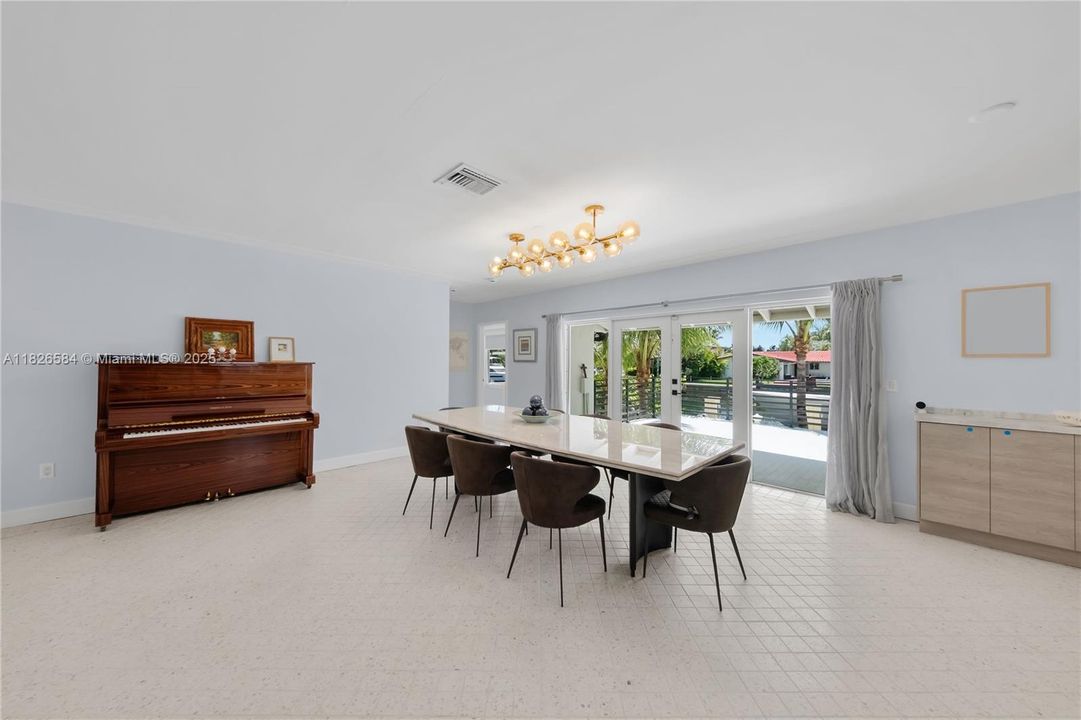 Vendido Recientemente: $2,590,000 (4 camas, 4 baños, 2856 Pies cuadrados)