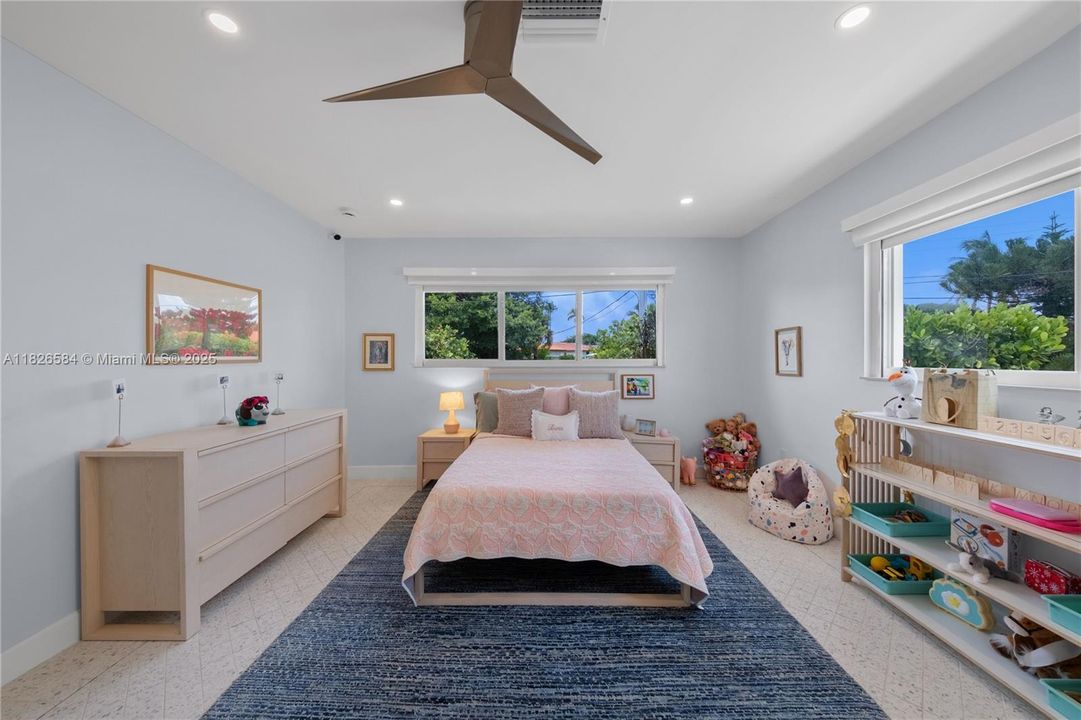 Vendido Recientemente: $2,590,000 (4 camas, 4 baños, 2856 Pies cuadrados)