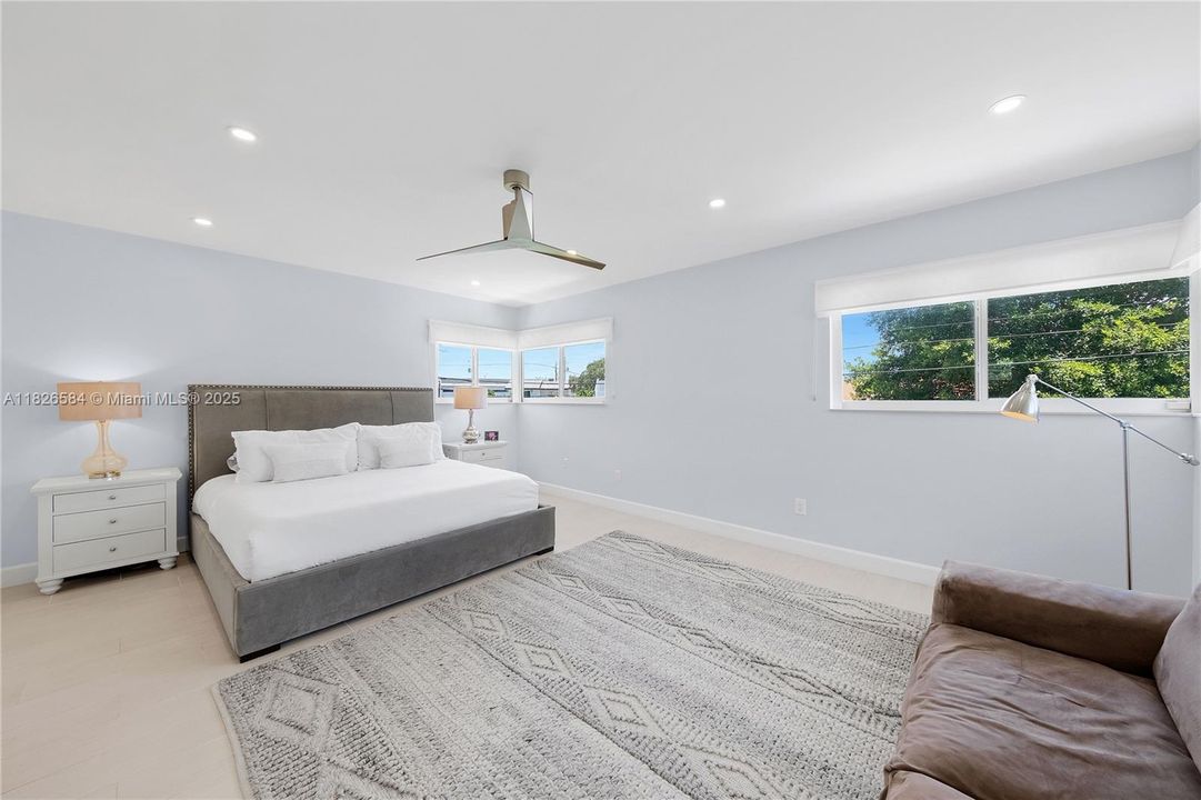 Vendido Recientemente: $2,590,000 (4 camas, 4 baños, 2856 Pies cuadrados)