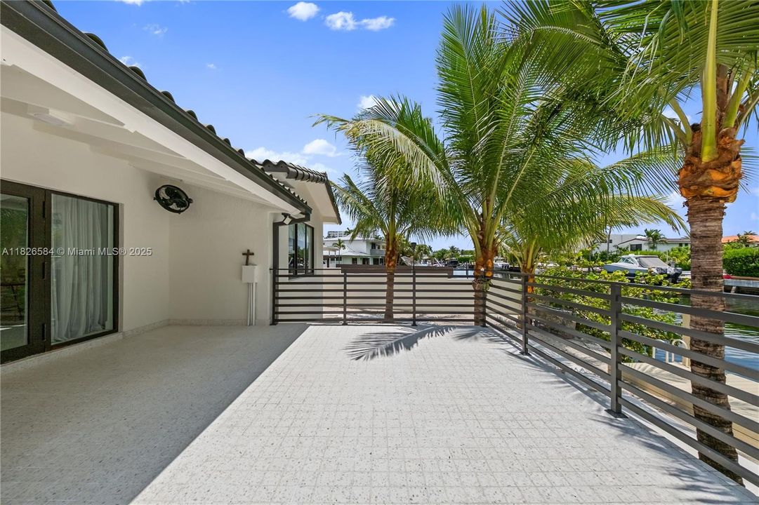 Vendido Recientemente: $2,590,000 (4 camas, 4 baños, 2856 Pies cuadrados)