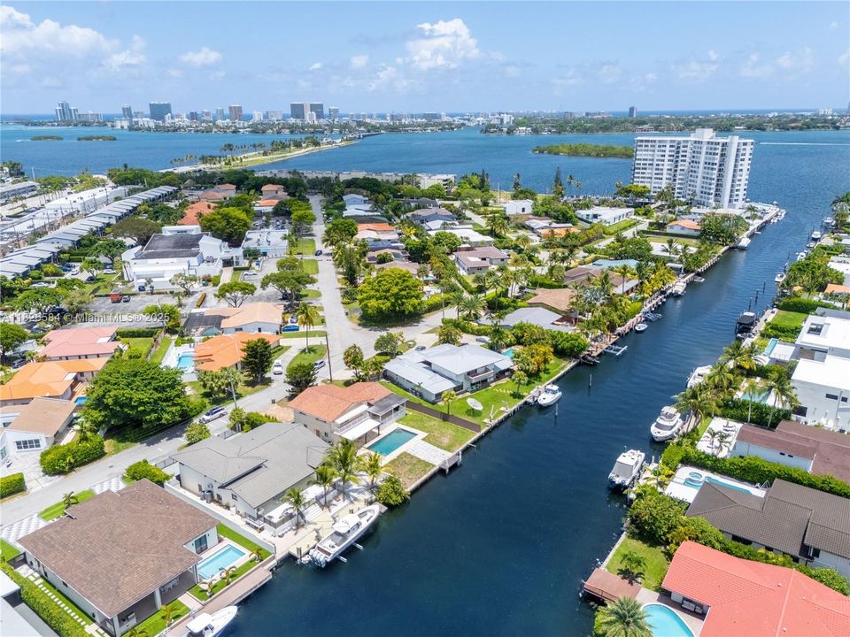 Vendido Recientemente: $2,590,000 (4 camas, 4 baños, 2856 Pies cuadrados)