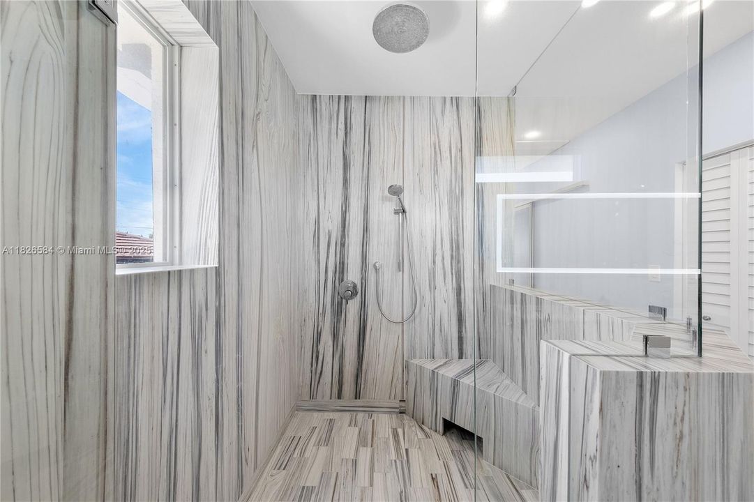 Vendido Recientemente: $2,590,000 (4 camas, 4 baños, 2856 Pies cuadrados)