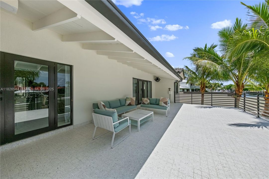 Vendido Recientemente: $2,590,000 (4 camas, 4 baños, 2856 Pies cuadrados)