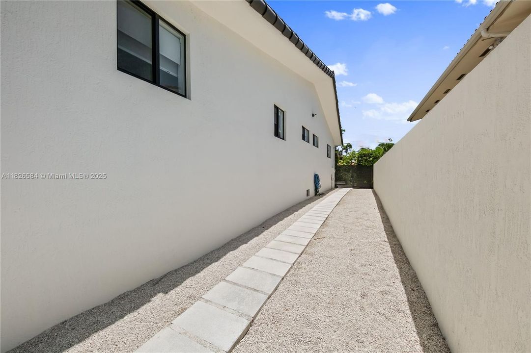 Vendido Recientemente: $2,590,000 (4 camas, 4 baños, 2856 Pies cuadrados)