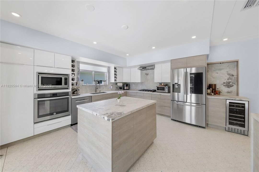 Vendido Recientemente: $2,590,000 (4 camas, 4 baños, 2856 Pies cuadrados)