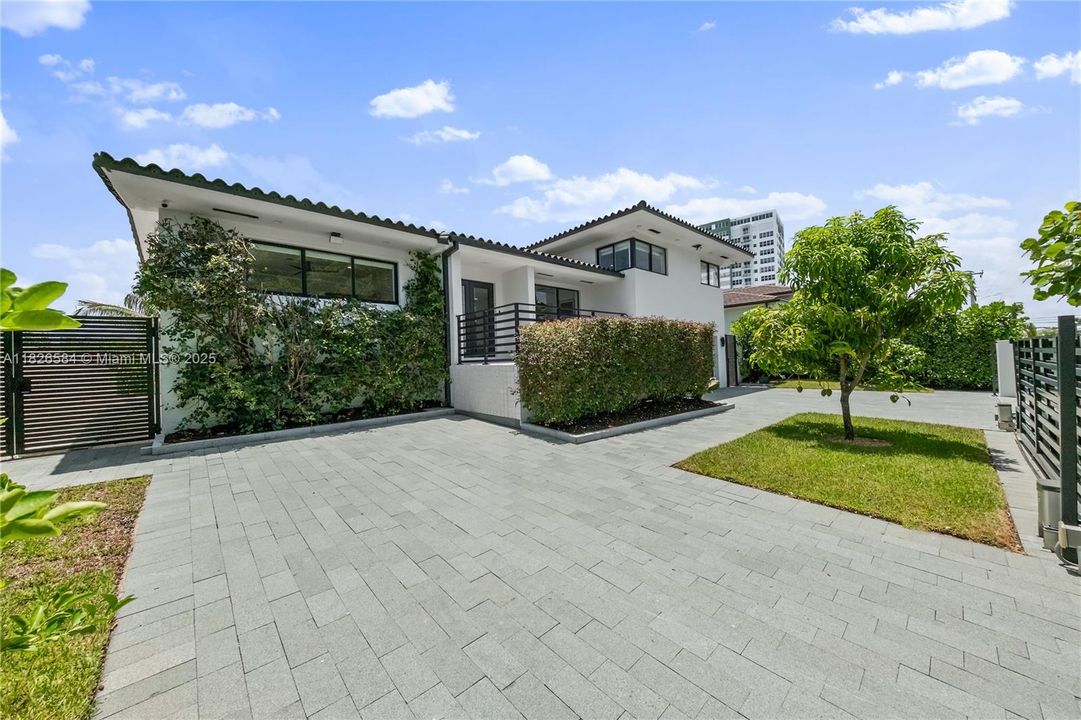 Vendido Recientemente: $2,590,000 (4 camas, 4 baños, 2856 Pies cuadrados)