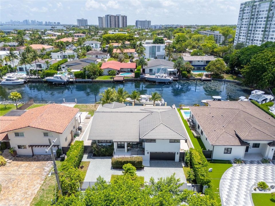 Vendido Recientemente: $2,590,000 (4 camas, 4 baños, 2856 Pies cuadrados)