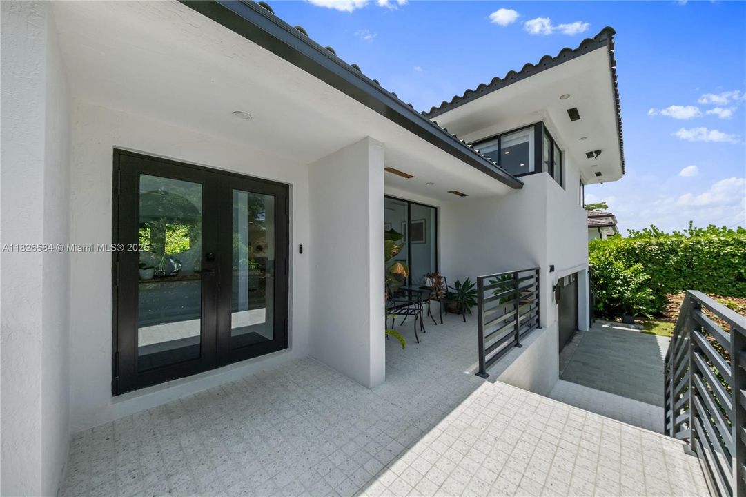 Vendido Recientemente: $2,590,000 (4 camas, 4 baños, 2856 Pies cuadrados)