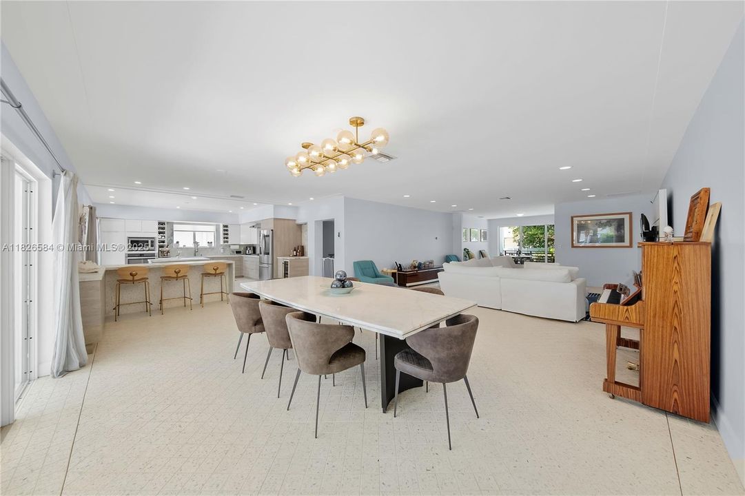 Vendido Recientemente: $2,590,000 (4 camas, 4 baños, 2856 Pies cuadrados)