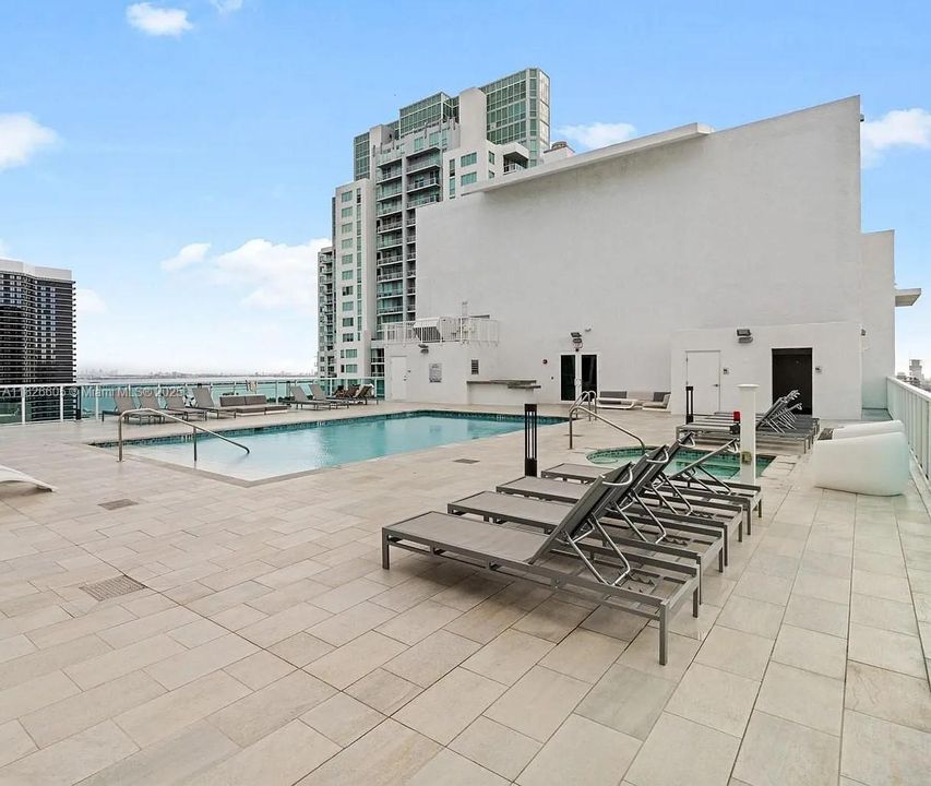 For Sale: $322,950 (1 beds, 1 baths, 651 Square Feet)