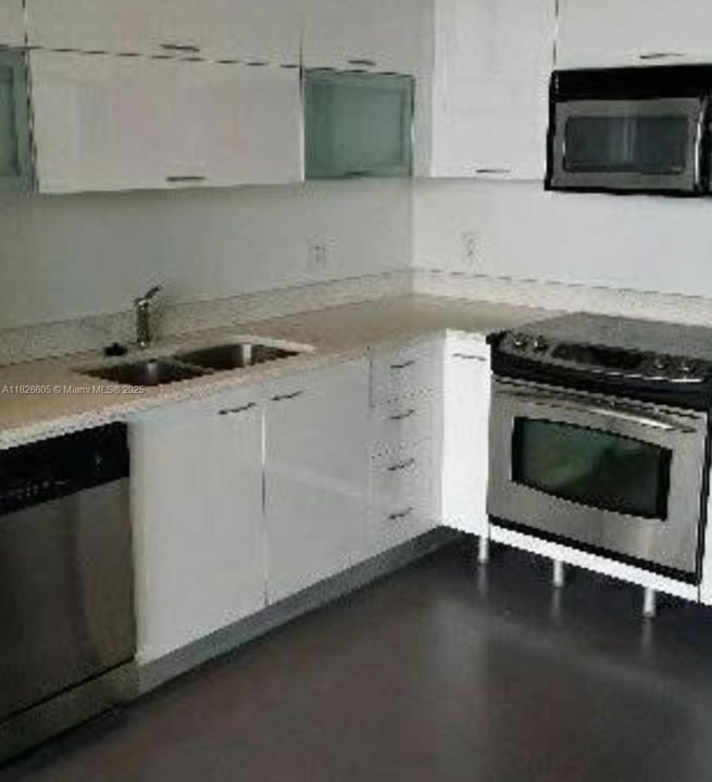 For Sale: $322,950 (1 beds, 1 baths, 651 Square Feet)