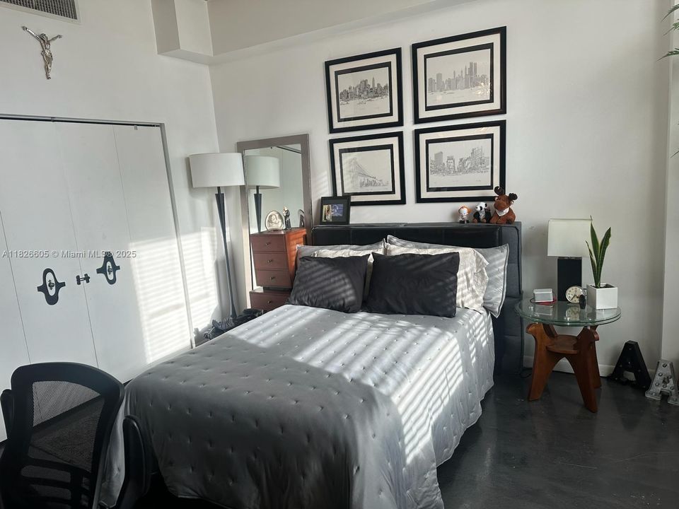 For Sale: $322,950 (1 beds, 1 baths, 651 Square Feet)