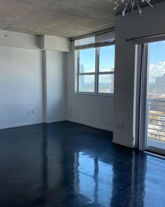 For Sale: $322,950 (1 beds, 1 baths, 651 Square Feet)