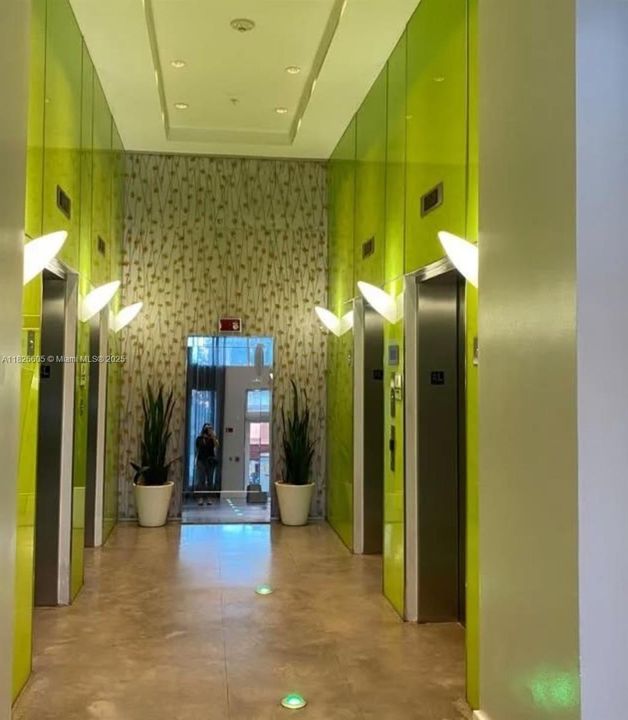 For Sale: $322,950 (1 beds, 1 baths, 651 Square Feet)