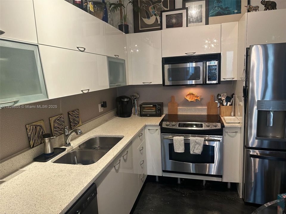 For Sale: $322,950 (1 beds, 1 baths, 651 Square Feet)