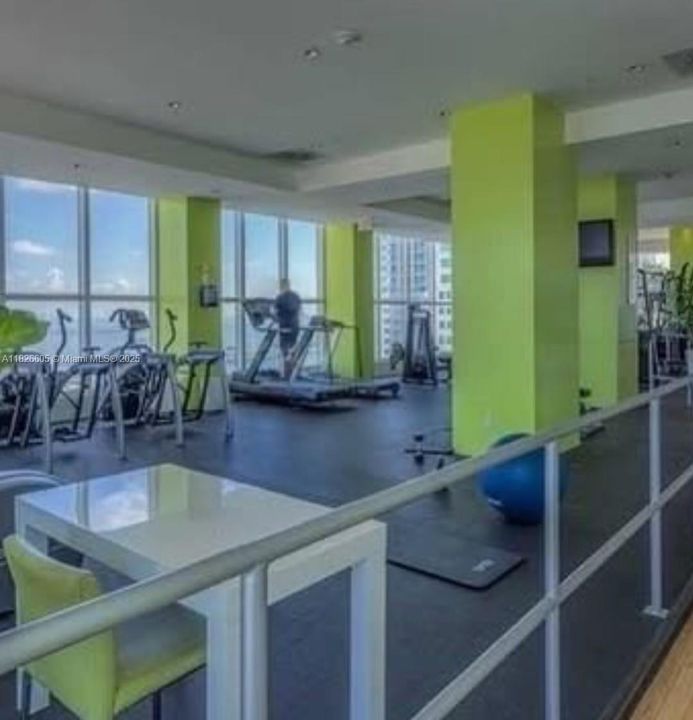 For Sale: $322,950 (1 beds, 1 baths, 651 Square Feet)