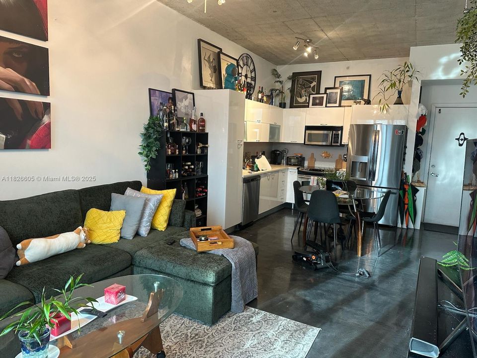 For Sale: $322,950 (1 beds, 1 baths, 651 Square Feet)