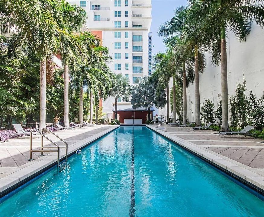 For Sale: $322,950 (1 beds, 1 baths, 651 Square Feet)