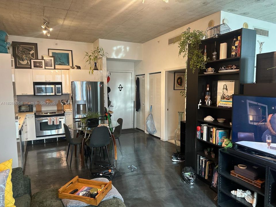 For Sale: $322,950 (1 beds, 1 baths, 651 Square Feet)