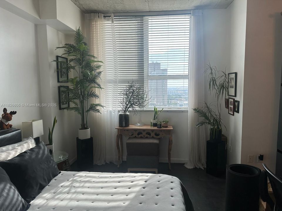 For Sale: $322,950 (1 beds, 1 baths, 651 Square Feet)