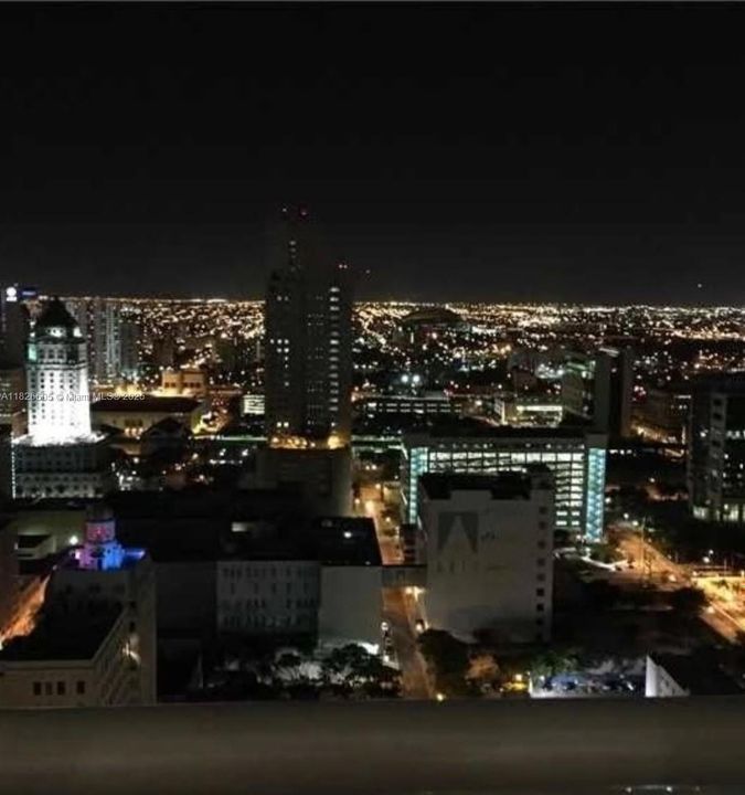 For Sale: $322,950 (1 beds, 1 baths, 651 Square Feet)