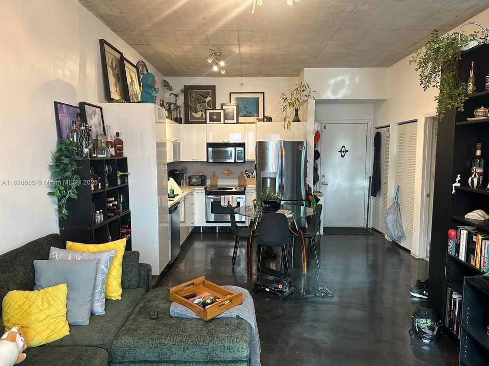 For Sale: $322,950 (1 beds, 1 baths, 651 Square Feet)