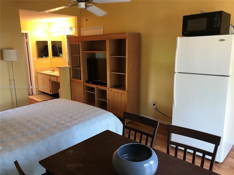 Active With Contract: $1,500 (1 beds, 1 baths, 1734 Square Feet)