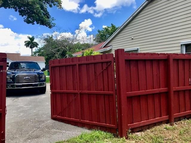 Active With Contract: $1,500 (1 beds, 1 baths, 1734 Square Feet)