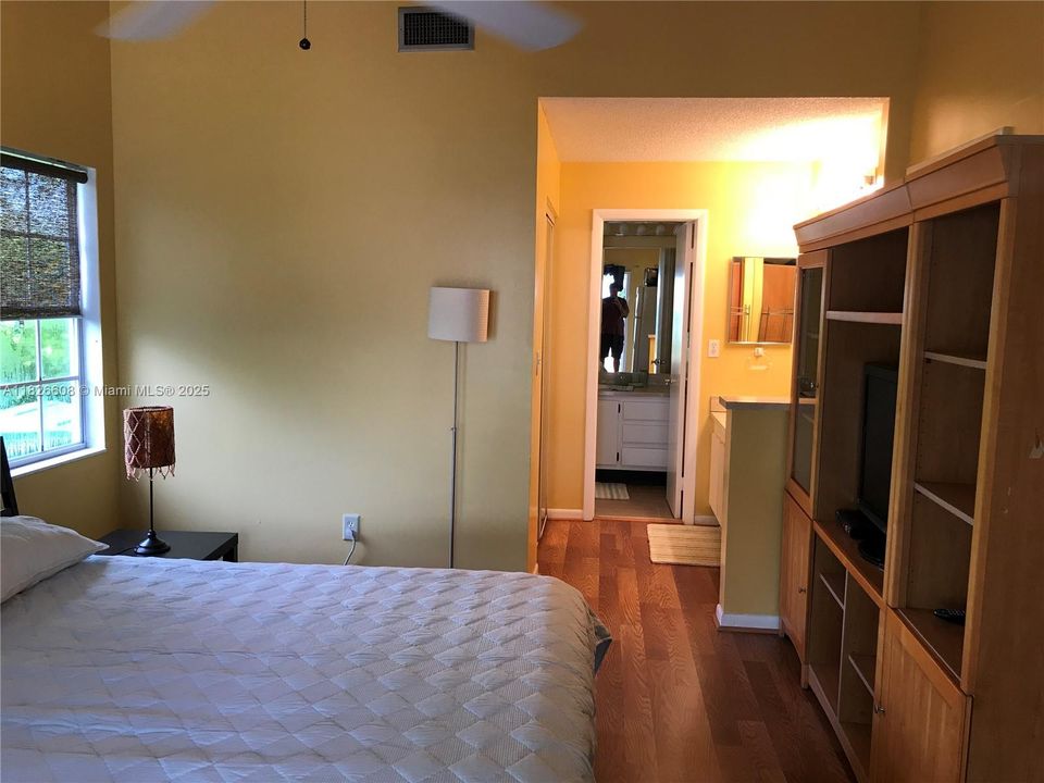 Active With Contract: $1,500 (1 beds, 1 baths, 1734 Square Feet)