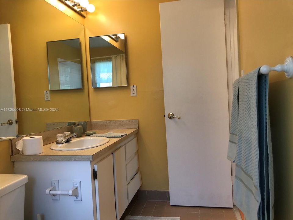 Active With Contract: $1,500 (1 beds, 1 baths, 1734 Square Feet)