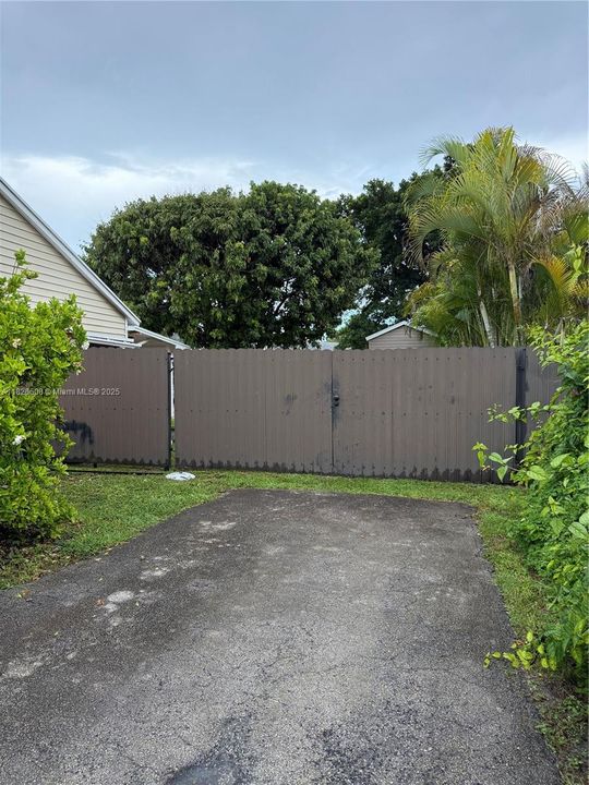 Active With Contract: $1,500 (1 beds, 1 baths, 1734 Square Feet)