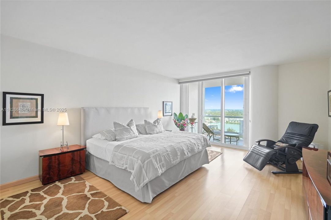 Под контрактом: $1,500,000 (2 спален, 2 ванн, 2730 Квадратных фут)