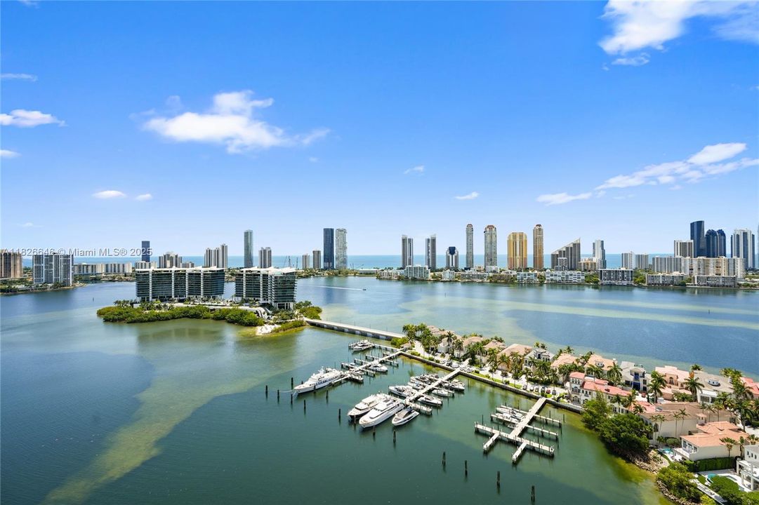 Под контрактом: $1,500,000 (2 спален, 2 ванн, 2730 Квадратных фут)