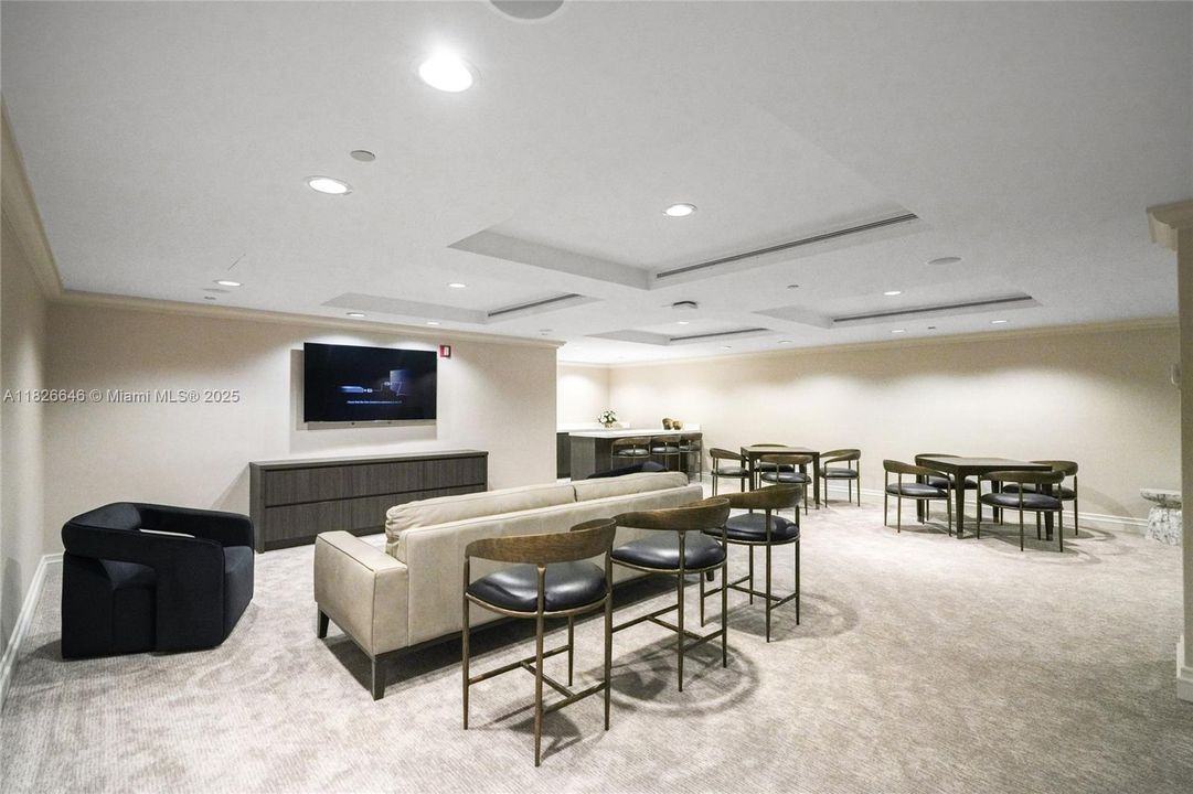 Под контрактом: $1,500,000 (2 спален, 2 ванн, 2730 Квадратных фут)