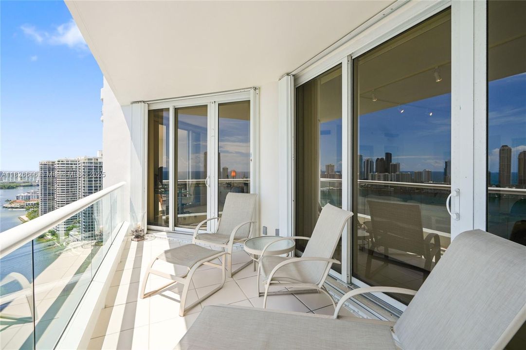 Под контрактом: $1,500,000 (2 спален, 2 ванн, 2730 Квадратных фут)