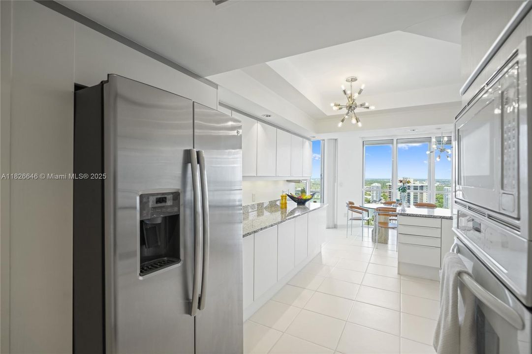 Под контрактом: $1,500,000 (2 спален, 2 ванн, 2730 Квадратных фут)