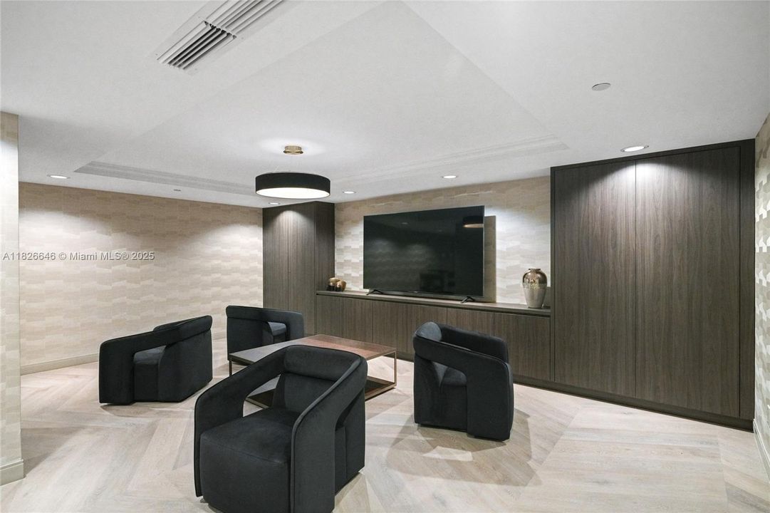 Под контрактом: $1,500,000 (2 спален, 2 ванн, 2730 Квадратных фут)