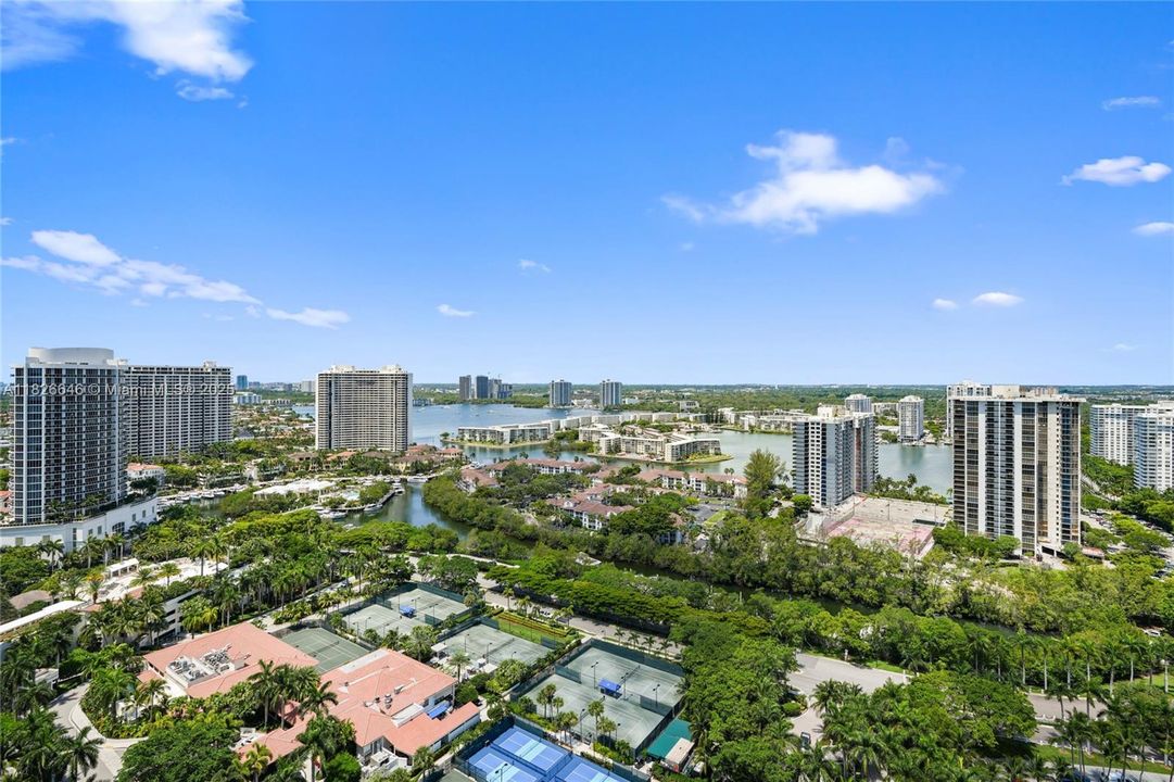 Под контрактом: $1,500,000 (2 спален, 2 ванн, 2730 Квадратных фут)