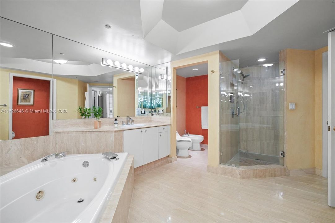 Под контрактом: $1,500,000 (2 спален, 2 ванн, 2730 Квадратных фут)