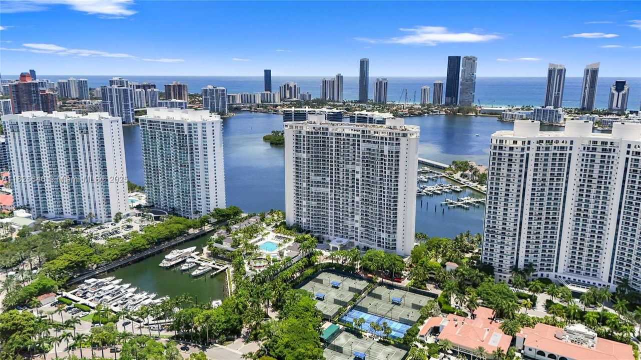 Под контрактом: $1,500,000 (2 спален, 2 ванн, 2730 Квадратных фут)