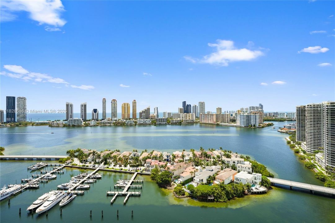 Под контрактом: $1,500,000 (2 спален, 2 ванн, 2730 Квадратных фут)