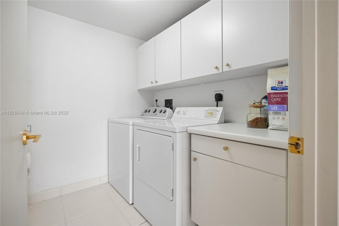 Под контрактом: $1,500,000 (2 спален, 2 ванн, 2730 Квадратных фут)