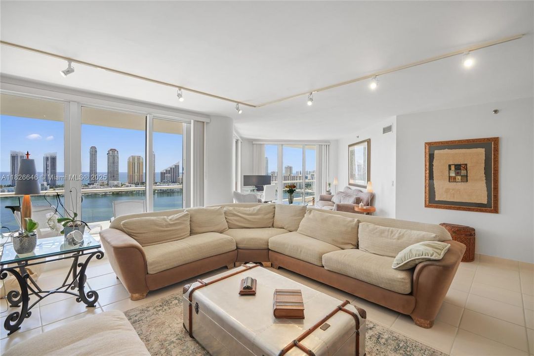 Под контрактом: $1,500,000 (2 спален, 2 ванн, 2730 Квадратных фут)